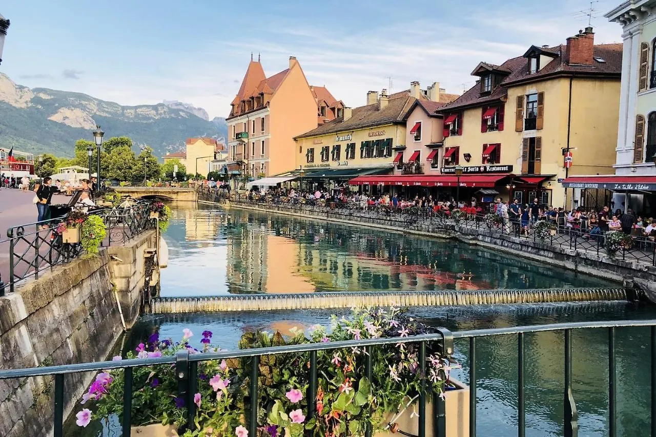 Beautiful T4 Parking Large Terrace Apartment Annecy